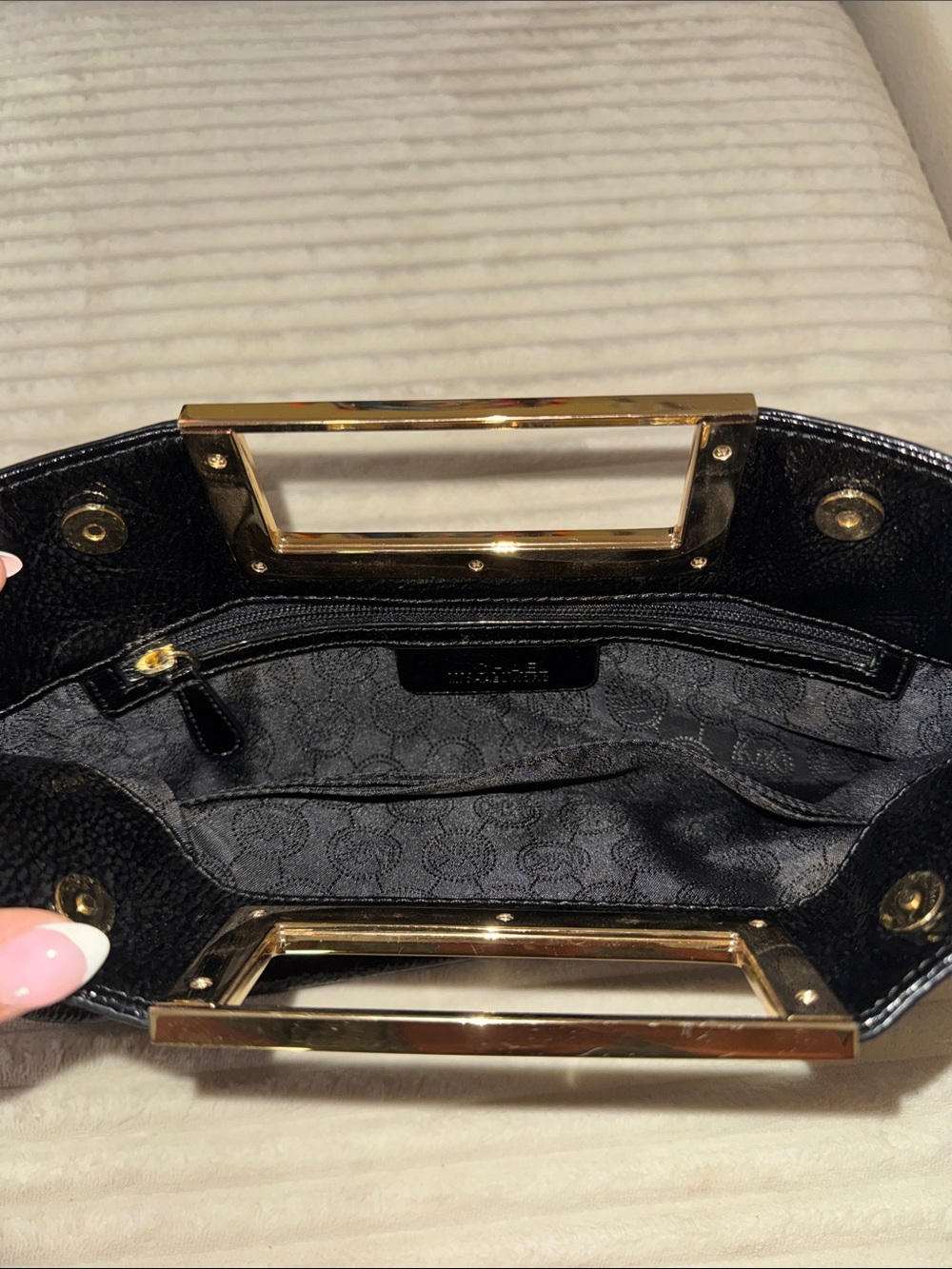 Michael Kors Black Patent Shoulder Bag Gold Chain Strap Snap Closure Pockets - Picture 3 of 6